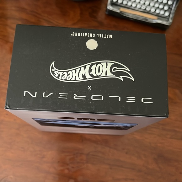 HOT WHEELS DELOREAN DMC -12 CAR COLLECTIBLE - Picture 3 of 9